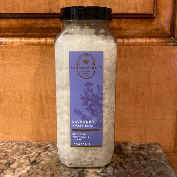 Aromatherapy “Lavender + Vanilla” Bath Soak by BBW, 17 oz / 481 mL, NWT GiftWrap - Picture 2 of 6